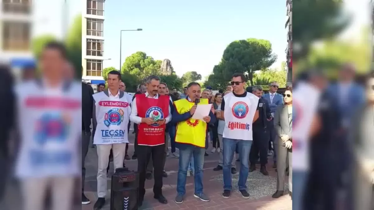 İzmir haberleri! İzmir\'de Eğitim Çalışanlarından "Promosyon Hakkı" Protestosu