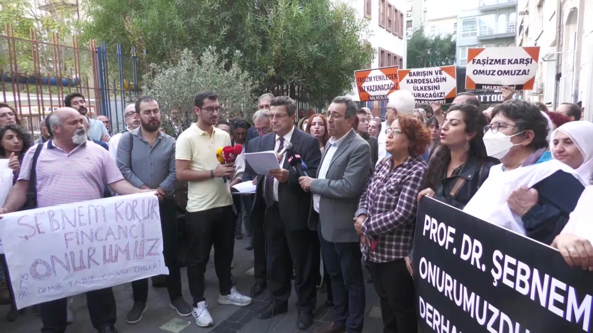 İzmir\'de \'Şebnem Korur Fincancı\' Protestosu: "Tabip Odalarının, Meslek Birliklerinin ve Sendikaların Sesini Kesme, Susturma Gayreti"