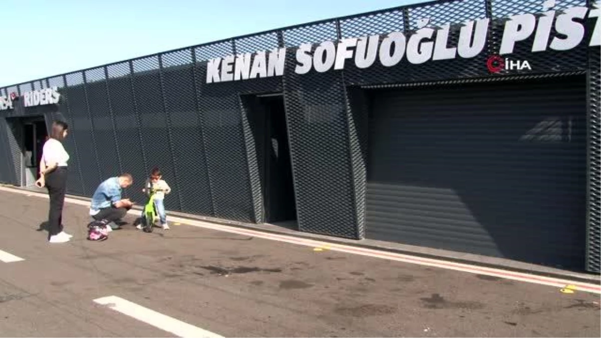 Kenan Sofuoğlu\'ndan motosikleti çalınan miniğe büyük jest... Oğlunun motosikletini hediye etti