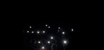 Medeniyetler Korosu, elektrik kesilince konsere telefon ışığında devam etti