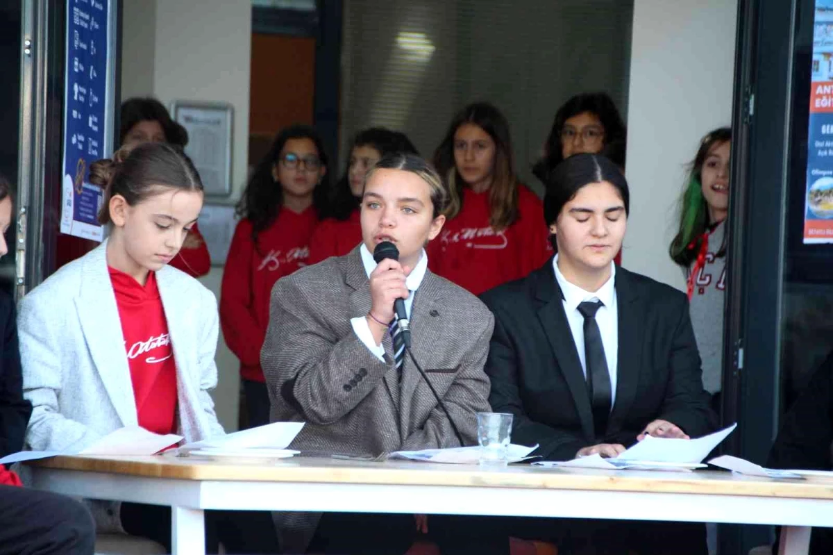 Öğrencilerden "Cumhuriyet\'in İlanı" gösterisi