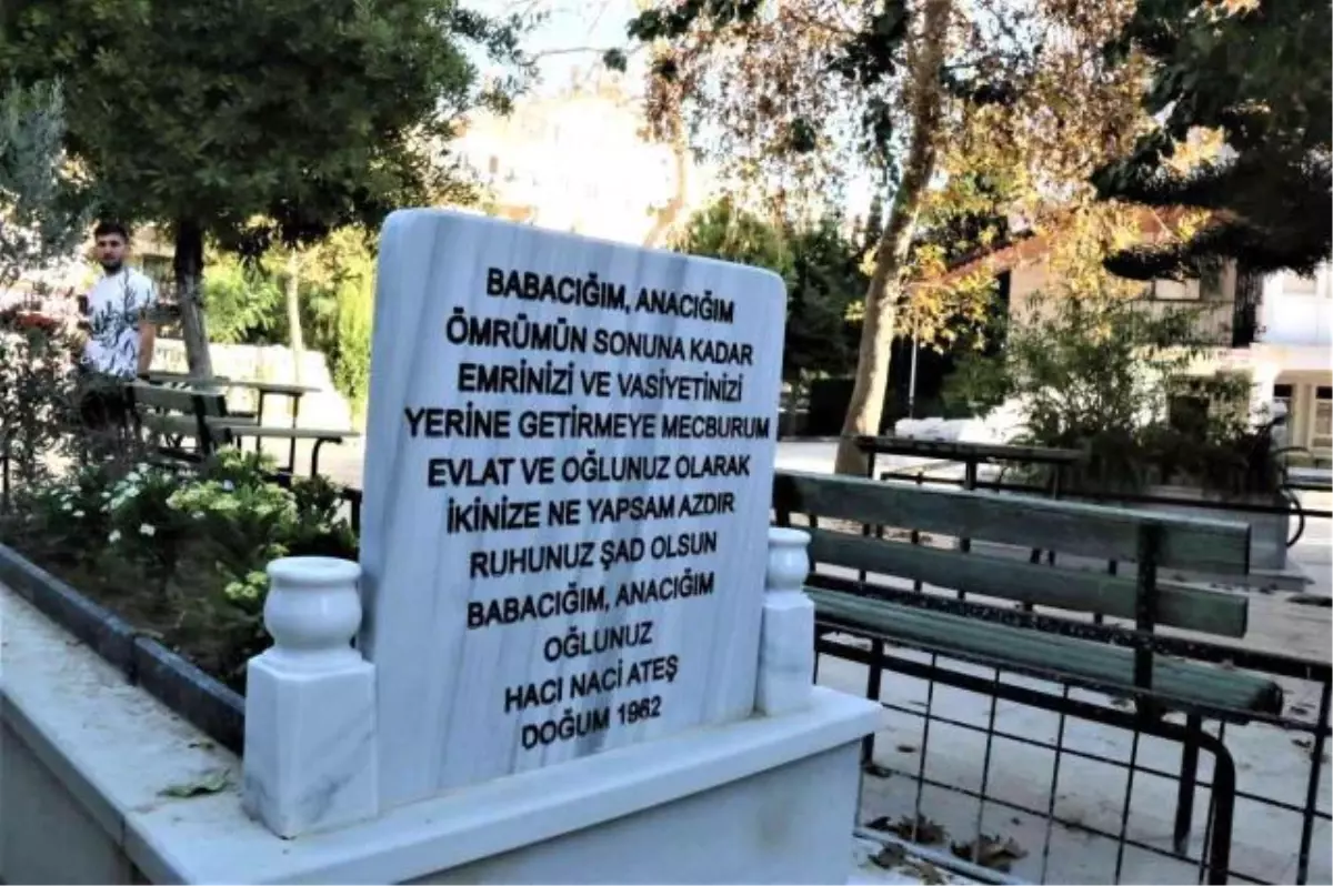 Ölmeden cami avlusuna kendi için yaptırdığı mezar taşında yazılanı görenler duygulanıyor