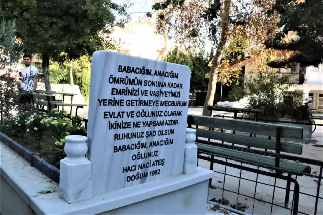 Ölmeden önce cami avlusuna yaptırdığı mezarına gözü gibi bakıyor