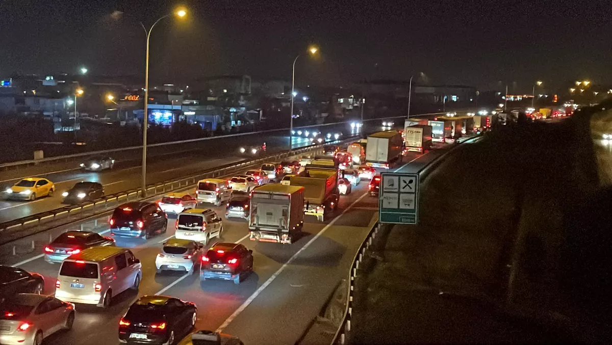 Sancaktepe\'deki zincirleme trafik kazasında 1 kişi ağır yaralandı