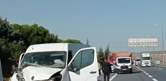 Silivri'de panelvanla çarpışan kamyonet devrildi