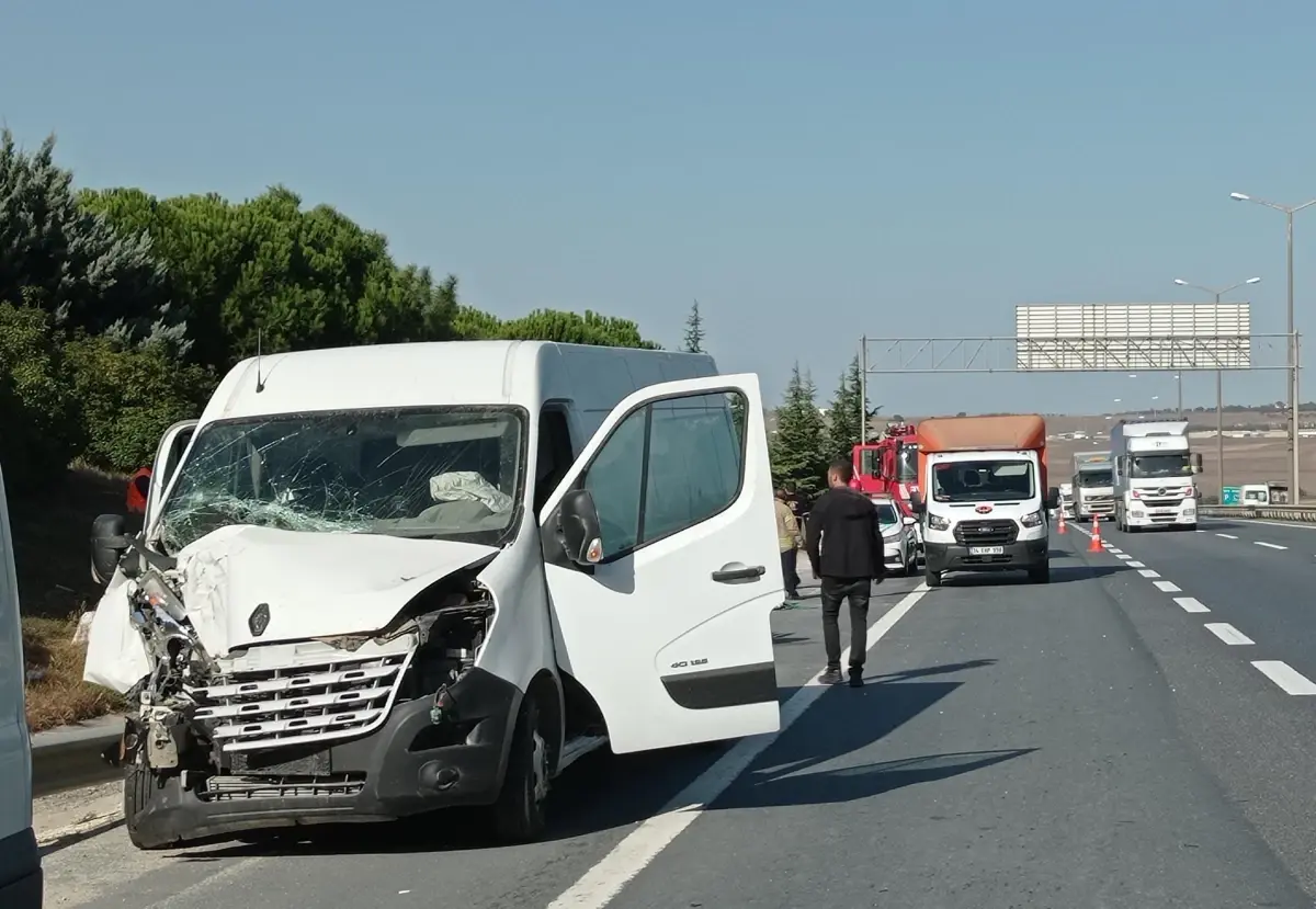 Silivri\'de panelvanla çarpışan kamyonet devrildi