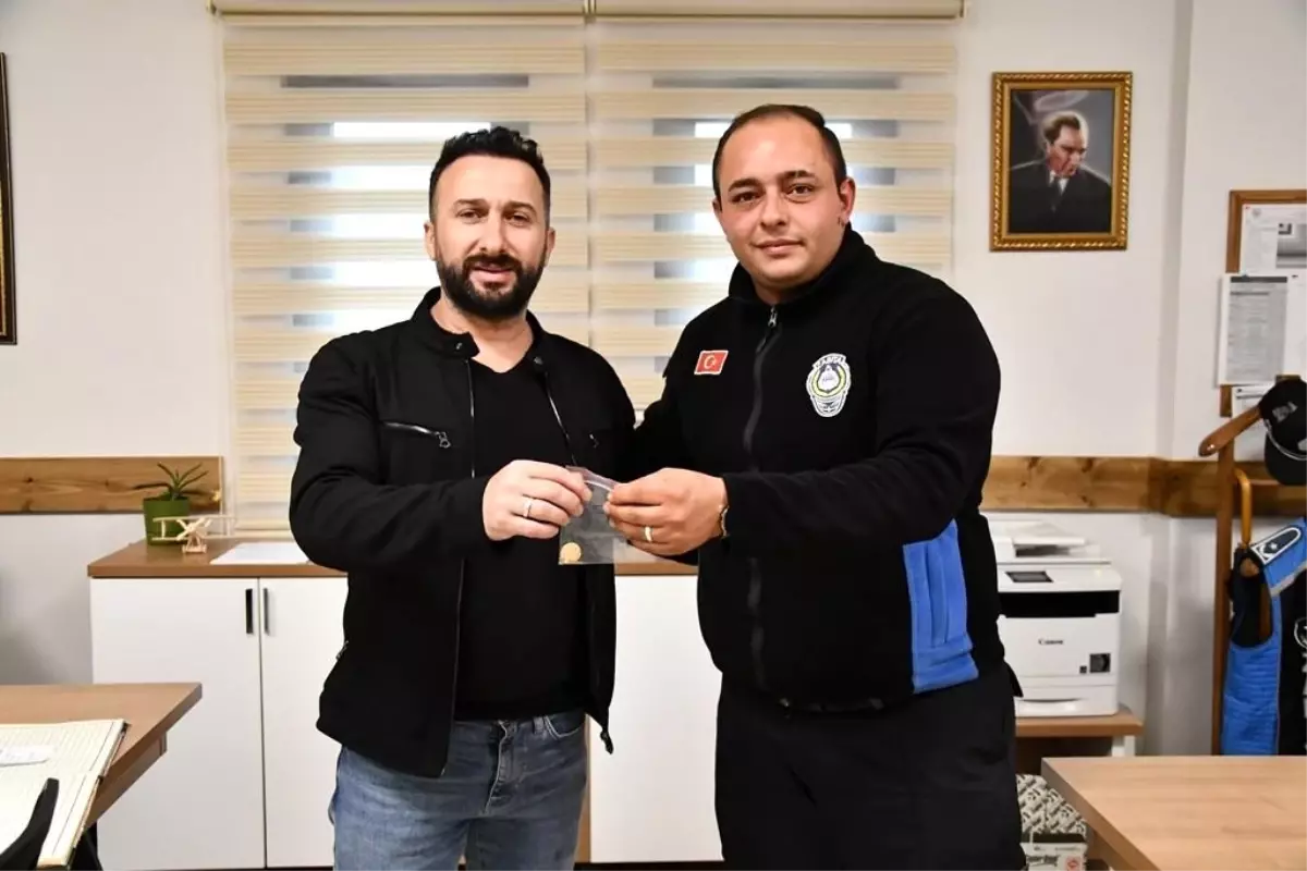 Sokakta bulunan altın kolye sahibine teslim edildi