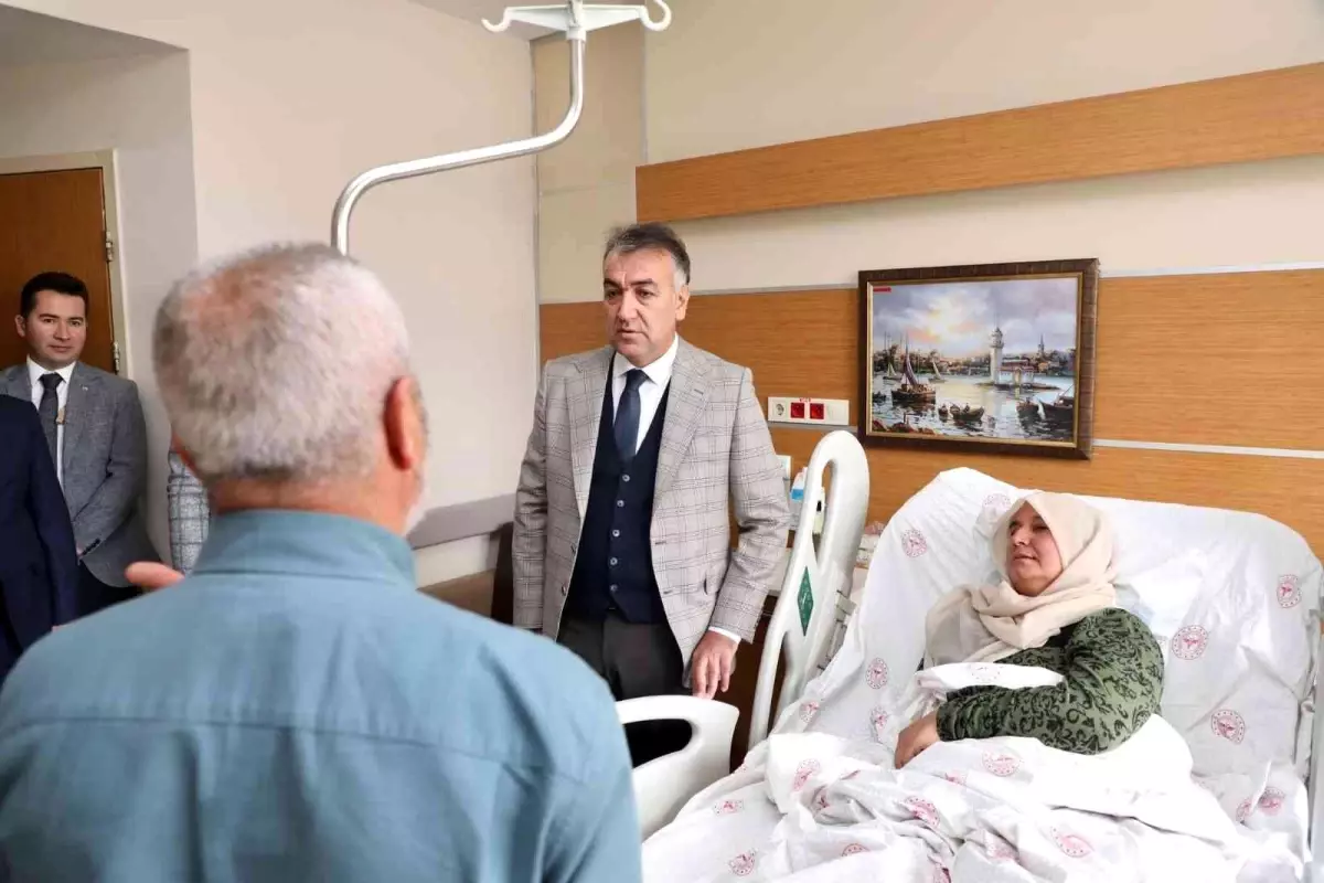 Bitlis Valisi Çağatay hastanede tedavi gören şehit annesi ve sağlık çalışanını ziyaret etti