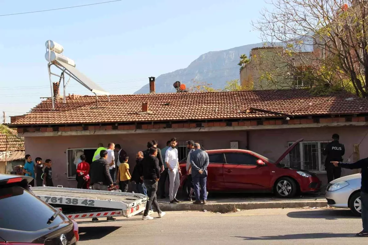 Virajı alamayan araç önce eve ardından direğe çarptı