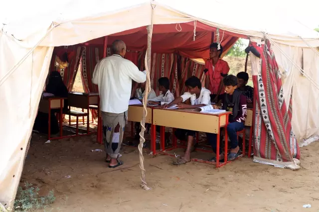 Yemen'de Çatışmalarda Okulların Yıkılmasının Ardından Çadır Derslikler Kuruldu