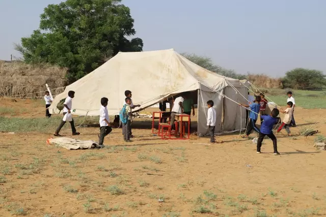 Yemen'de Çatışmalarda Okulların Yıkılmasının Ardından Çadır Derslikler Kuruldu