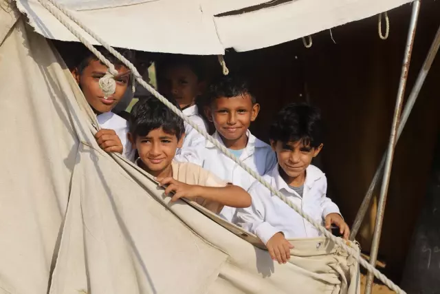 Yemen'de Çatışmalarda Okulların Yıkılmasının Ardından Çadır Derslikler Kuruldu