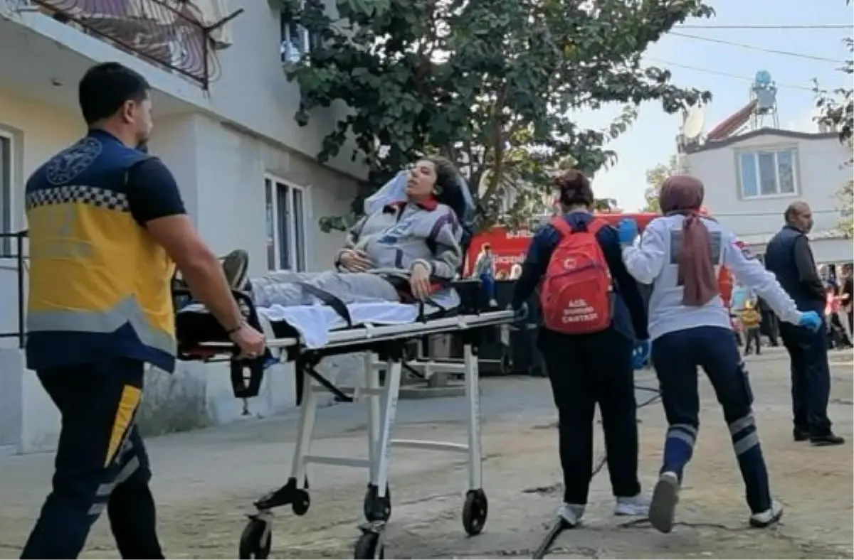 Ev yangınında 2 kişi dumandan etkilendi