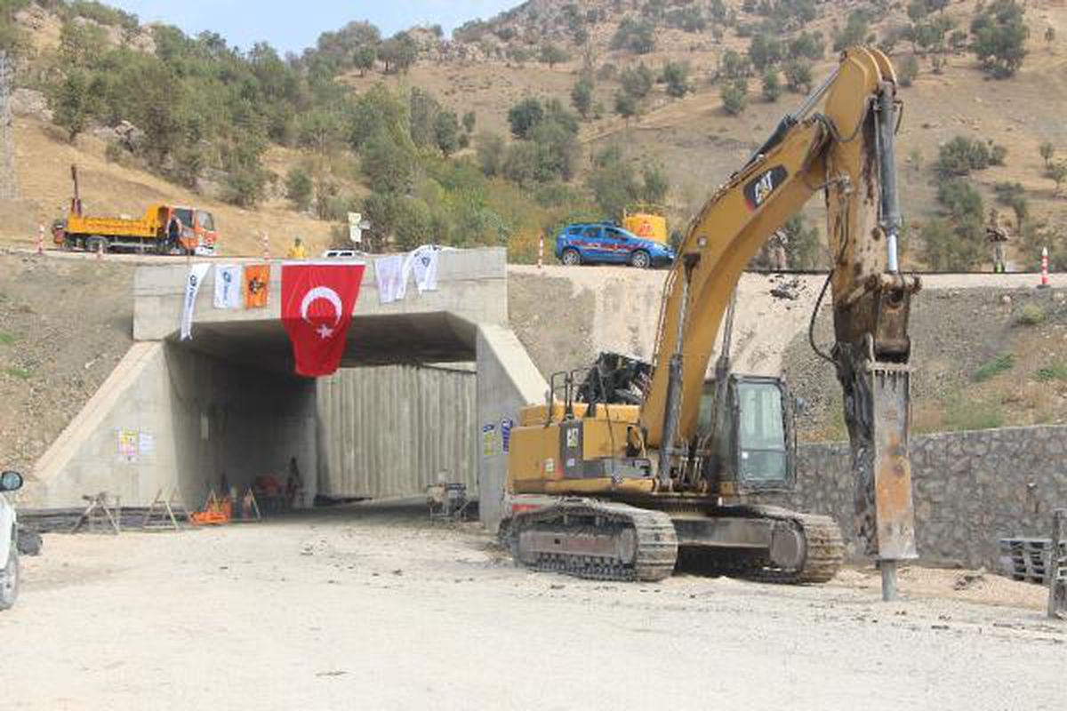 7 ŞEHİT VERİLEN 200 KİLOMETRELİK YOLUN YAPIMINA YENİDEN BAŞLANDI