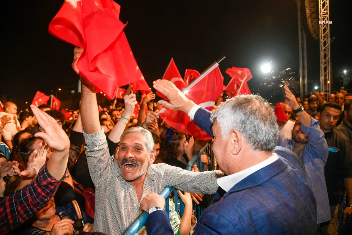 Adana\'da Haluk Levent Konserinin de Olduğu Cumhuriyet Bayramı Kutlamasına Yoğun İlgi