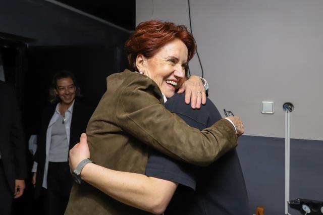 Akşener, Kılıçdaroğlu'nun adaylığıyla ilgili esprisi gündem olan komedyeni izlemeye gitti