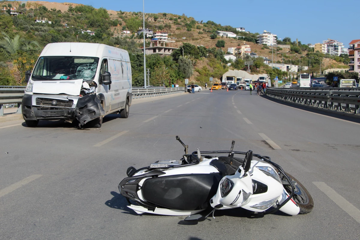 Son dakika haber: Alanya\'da minibüsle çarpışan motosikletin sürücüsü öldü