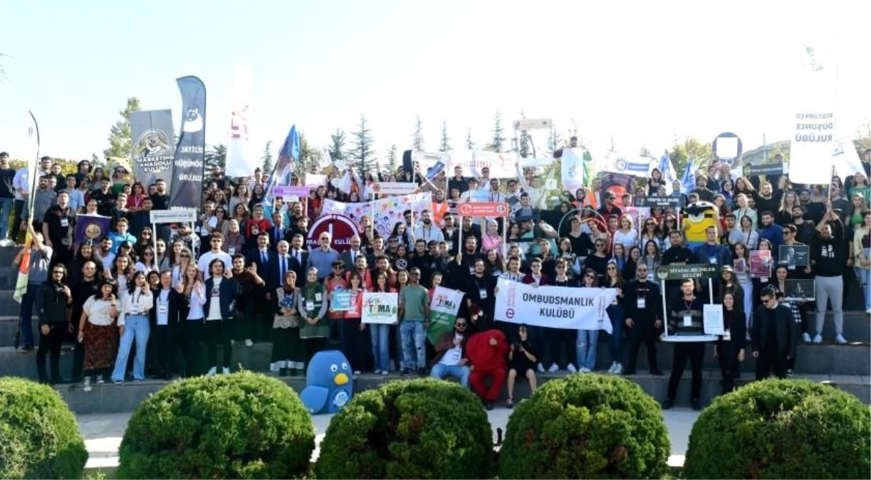 Anadolu Üniversitesi\'nde Öğrenci Kulüpleri Şenliği coşkusu