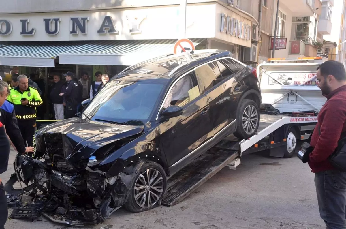 Ara yoldan hızla çıkan araç önce yayaya sonra müzeye çarptı: 4 yaralı