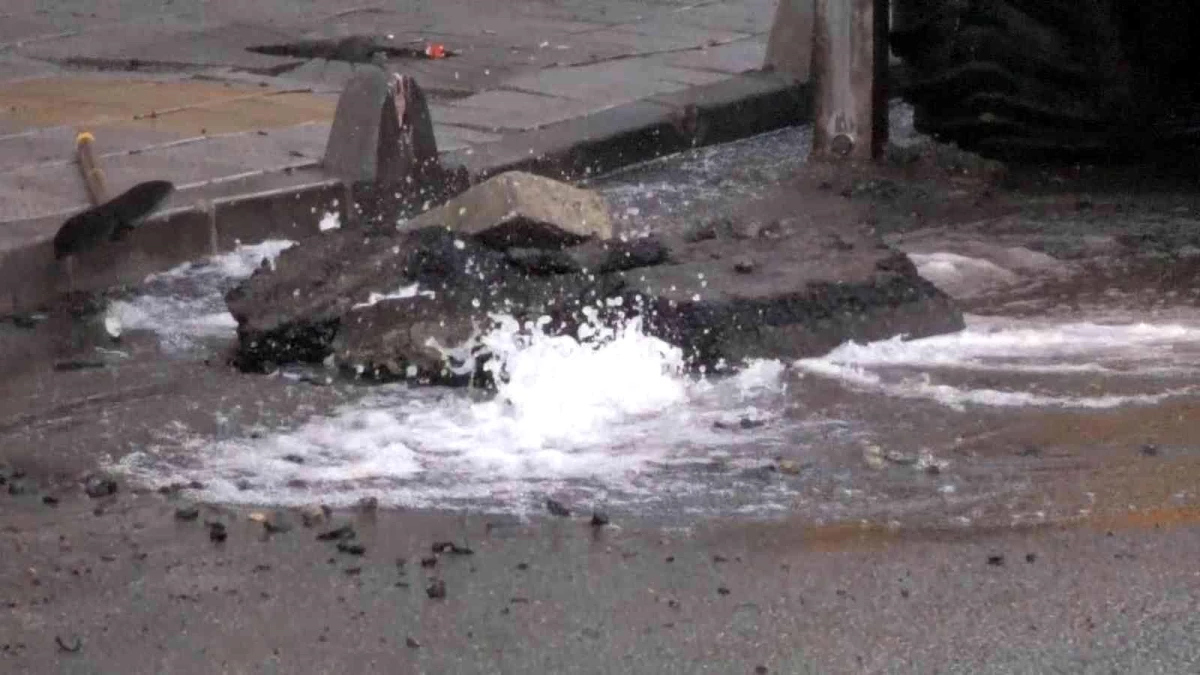 BEDAŞ ekipleri su borusunu patlattı, mahalleli susuz kaldı