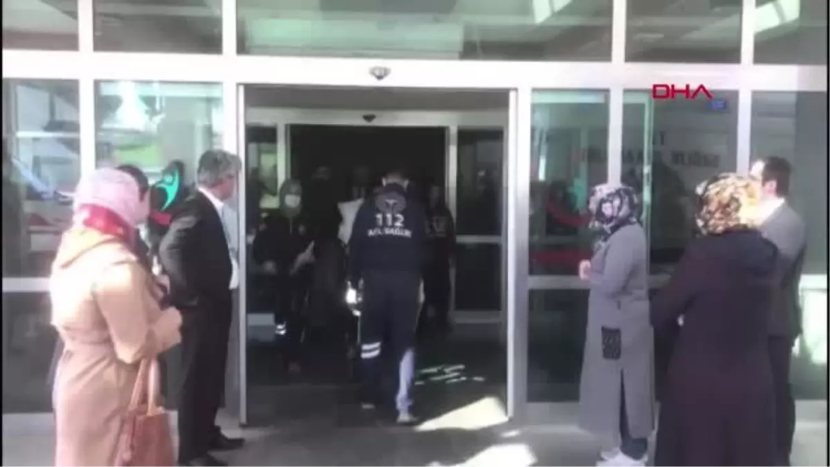 EMİNE HEMŞİRE, MESAİ ARKADAŞLARININ GÖZYAŞI EŞLİĞİNDE KONYA\'YA SEVK EDİLDİ --