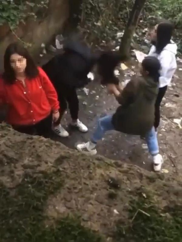 GENÇ KIZLAR, AKRANLARINI DÖVERKEN ÇEKTİKLERİ GÖRÜNTÜYÜ SOSYAL MEDYADA PAYLAŞTI GENÇ KIZLAR, AKRANLARINI DÖVERKEN ÇEKTİKLERİ GÖRÜNTÜYÜ SOSYAL MEDYADA PAYLAŞTI