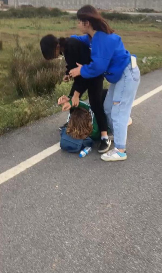 GENÇ KIZLAR, AKRANLARINI DÖVERKEN ÇEKTİKLERİ GÖRÜNTÜYÜ SOSYAL MEDYADA PAYLAŞTI GENÇ KIZLAR, AKRANLARINI DÖVERKEN ÇEKTİKLERİ GÖRÜNTÜYÜ SOSYAL MEDYADA PAYLAŞTI