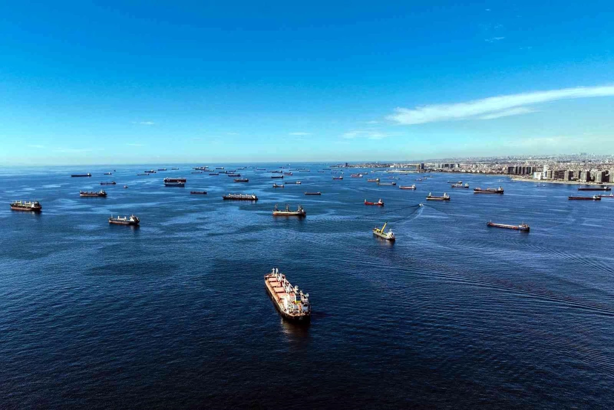 İstanbul\'un manzarasını gemiler kapattı