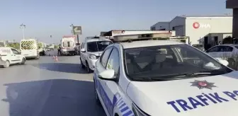 İzmir'de devrilen otomobildeki 2 kişi yaralandı