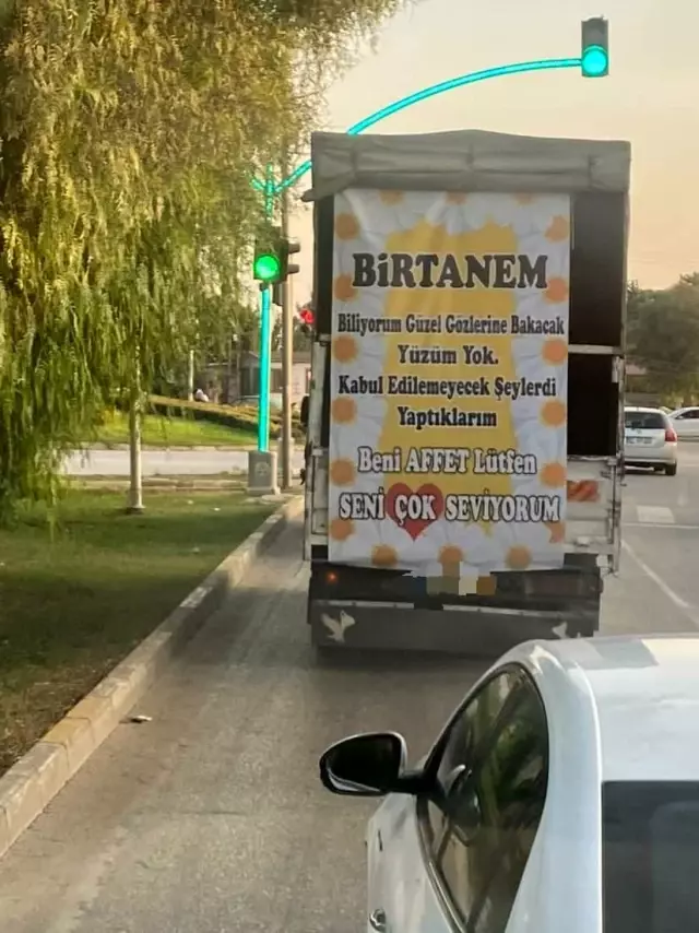 Kamyonetin arkasına astığı pankartla eşinden af diledi