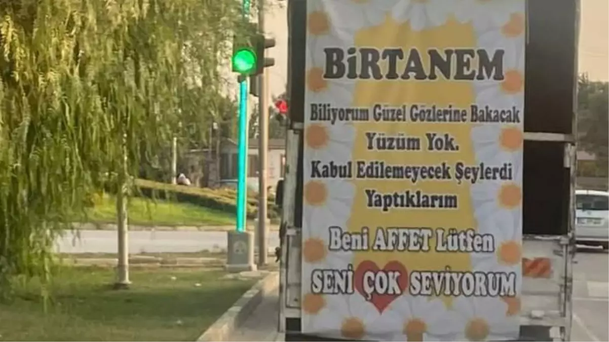 Adana\'da bir şahıs, kamyonetin arkasına astığı pankartla eşinden af diledi: Yaptıklarım kabul edilemeyecek şeylerdi, seni çok seviyorum beni affet