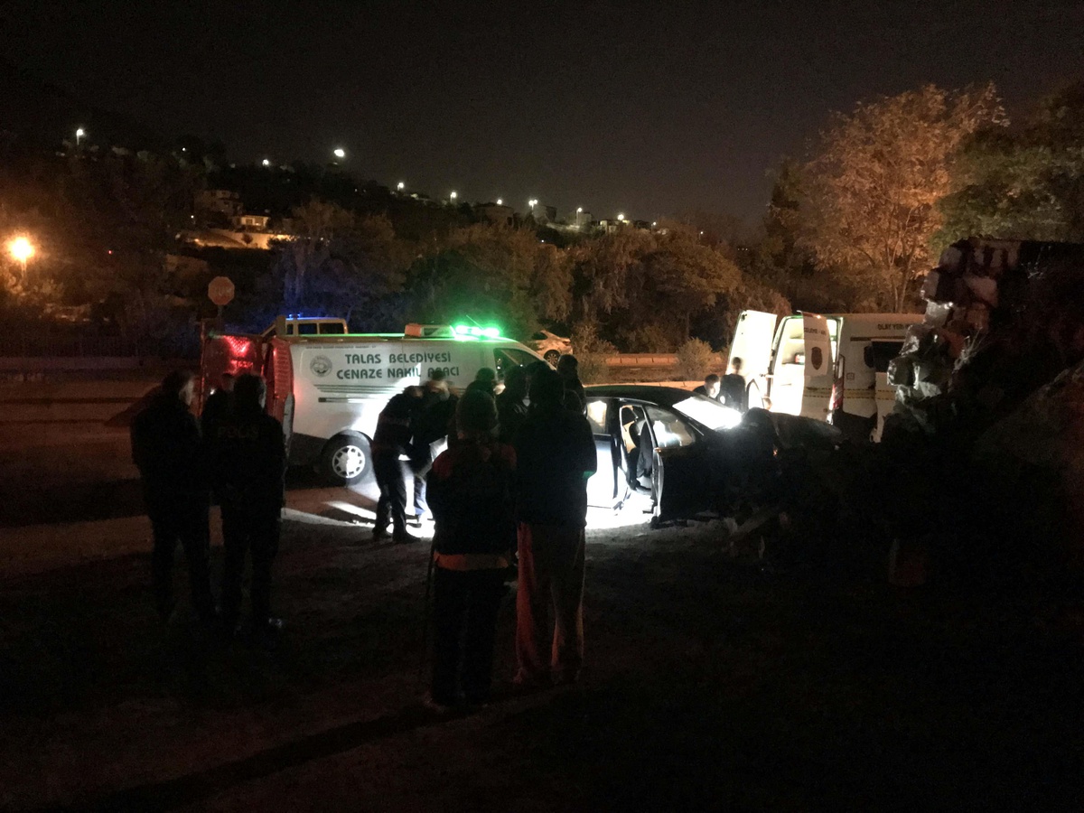 Kayseri\'de otomobilin istinat duvarına çarptığı kazada 1 kişi öldü, 3 kişi yaralandı