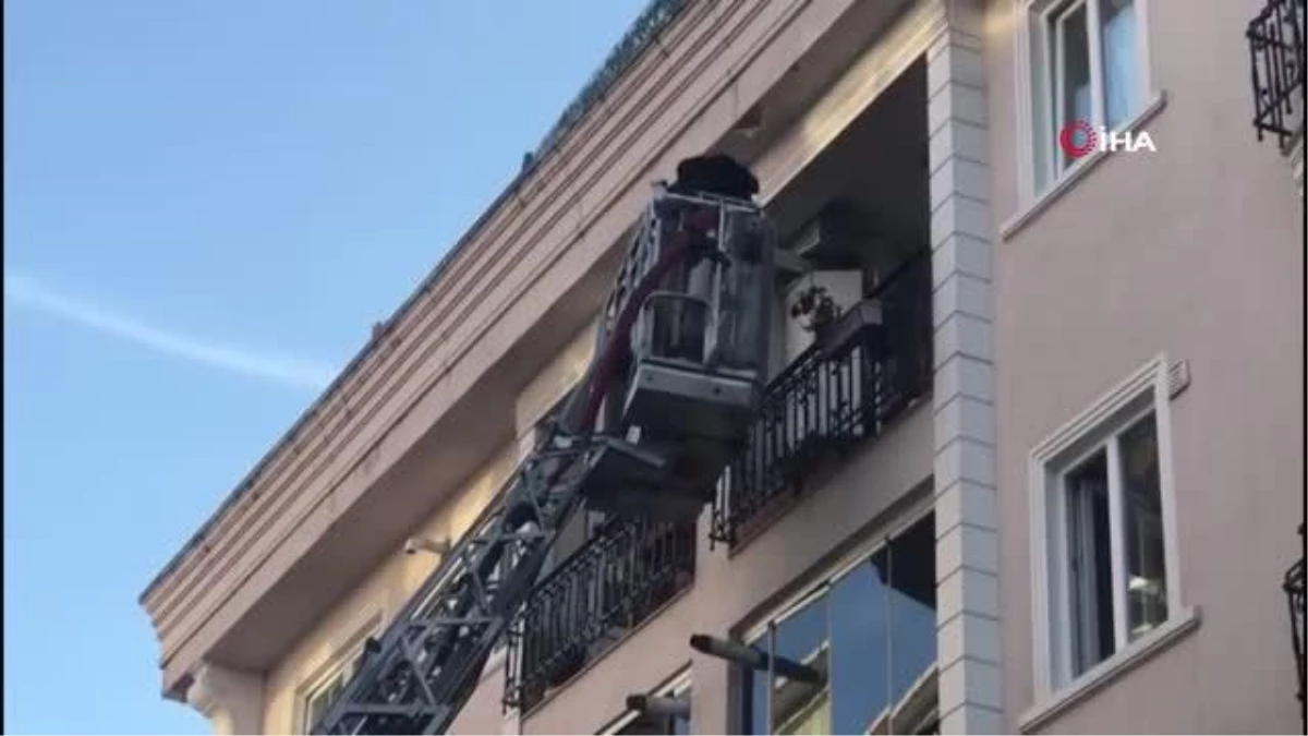 Mecidiyeköy\'de yangında can pazarı: Binada mahsur kalanlar itfaiye merdiveniyle kurtarıldı