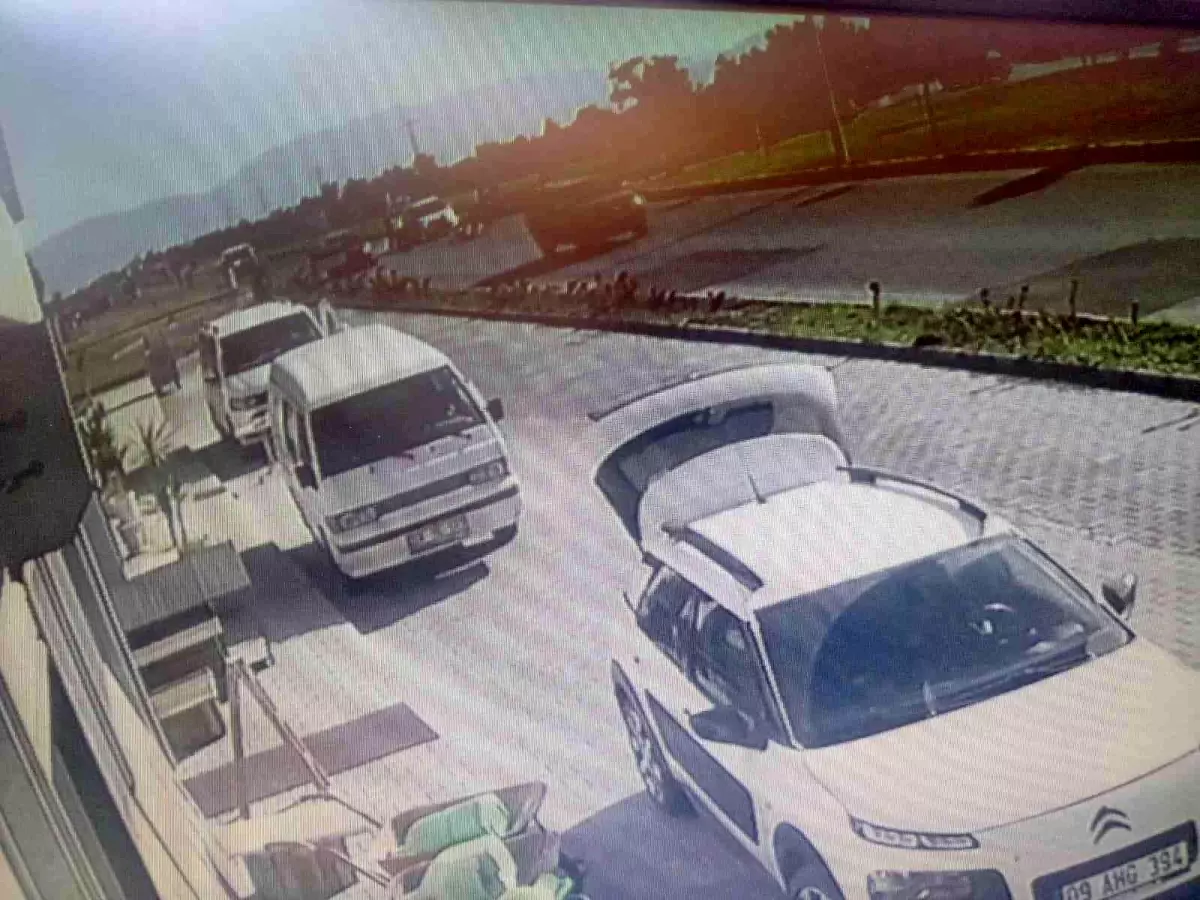 Motosiklet sürücüsünün ölümden döndüğü kaza kamerada