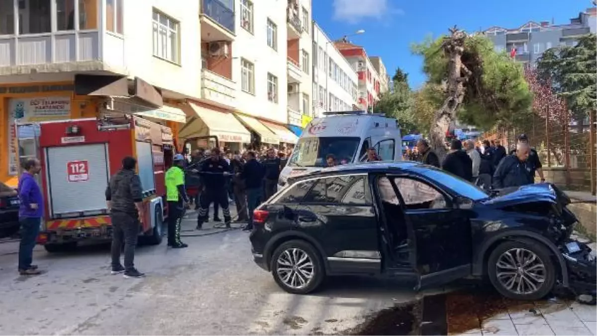 OTOMOBİL ÖNCE YAYA ARDINDAN DA MÜZENİN DEMİR KAPISINA ÇARPTI 2 ÖLÜ