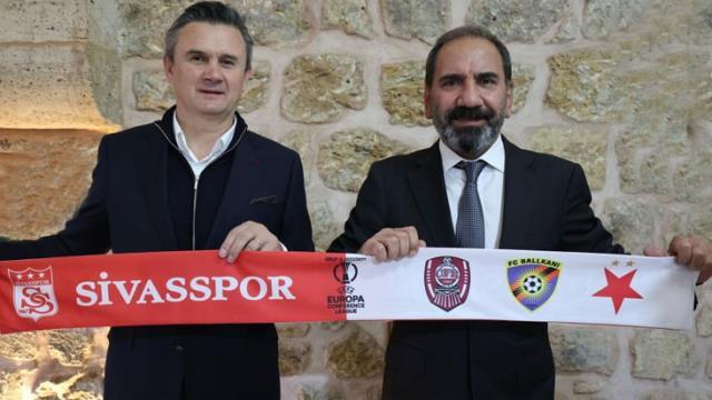 Romanyalı gazeteciden Sivasspor'a skandal soru! Jet hızında özür geldi