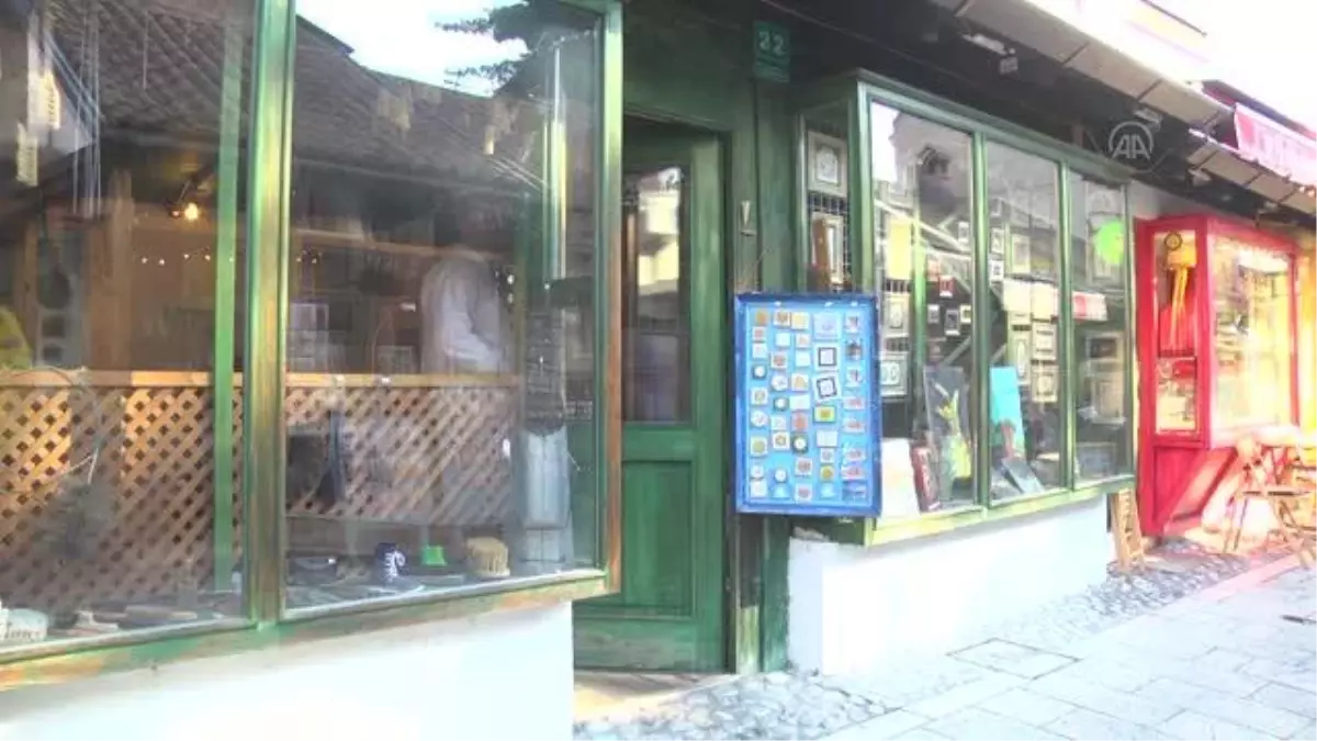 SARAYBOSNA - Fırça ustası Remzija, unutulmaya yüz tutan zanaatını yaşatıyor