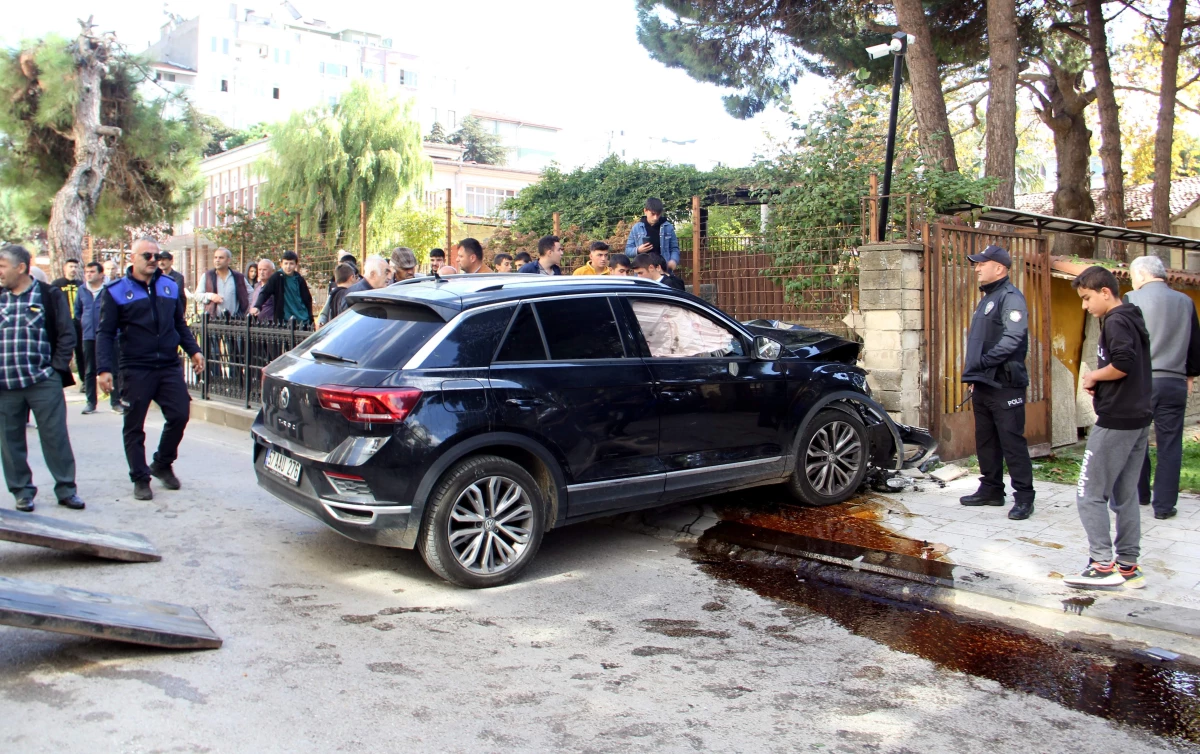 Sinop\'ta otomobil duvara çarptı, 2 kişi öldü, 2 kişi yaralandı