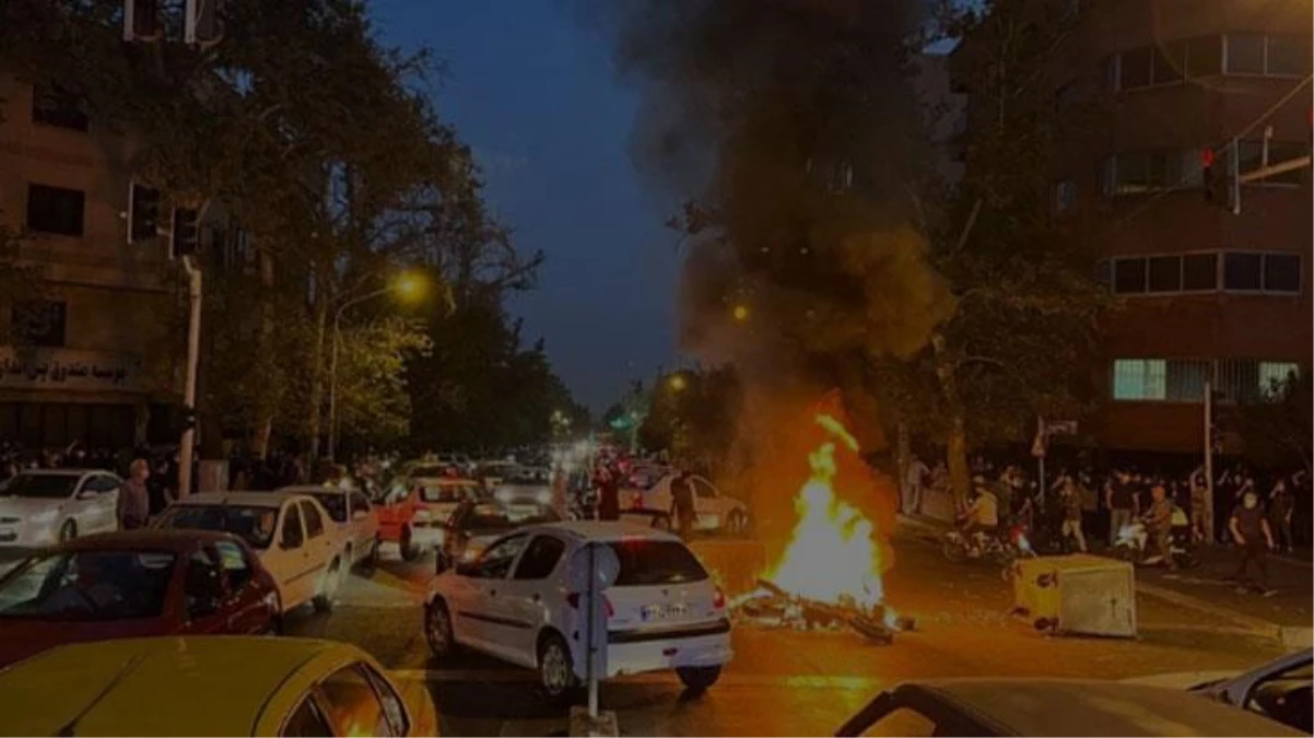 Protestoların şiddetini arttığı İran yangın yerine döndü
