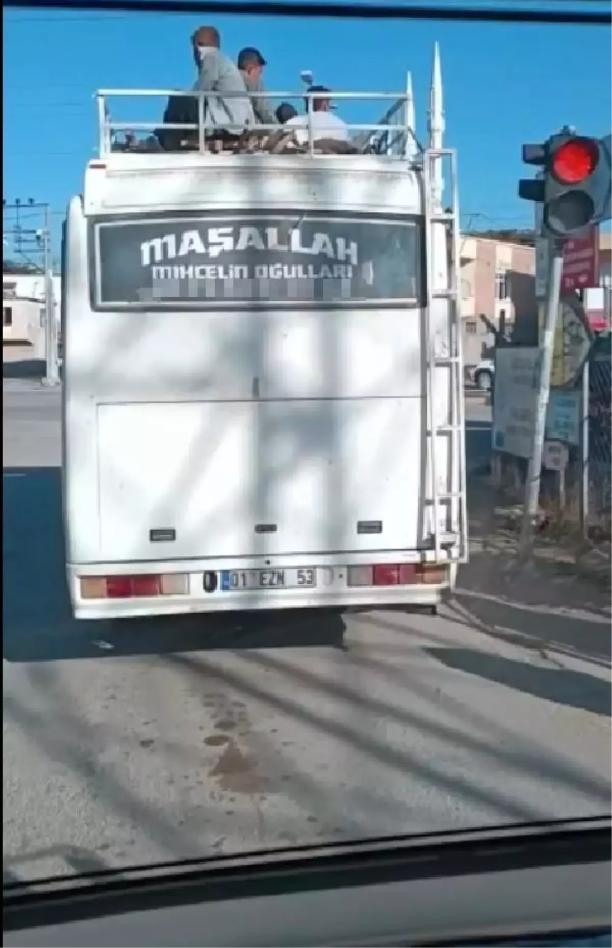 Tarım işçilerinin tavanında yolculuk ettiği midibüs, trafikten menedildi