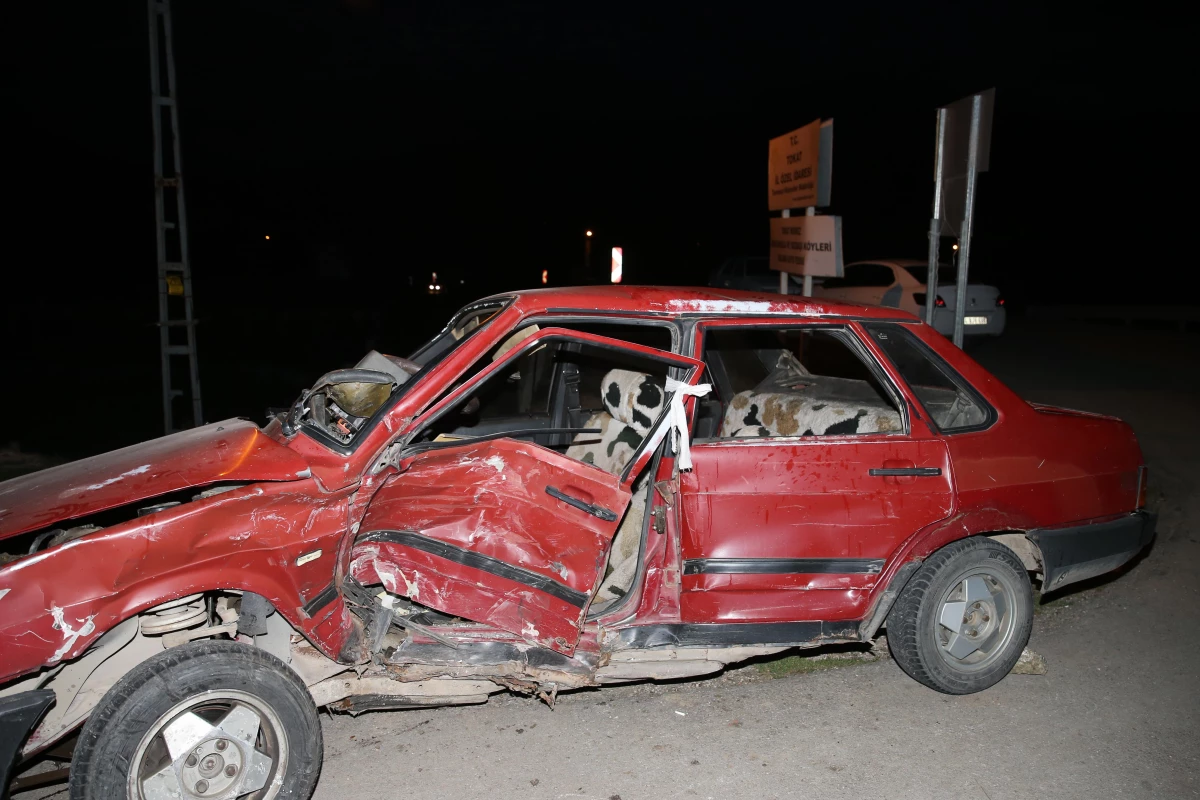 Tokat\'ta iki otomobil çarpıştı: 1 ölü, 2 yaralı