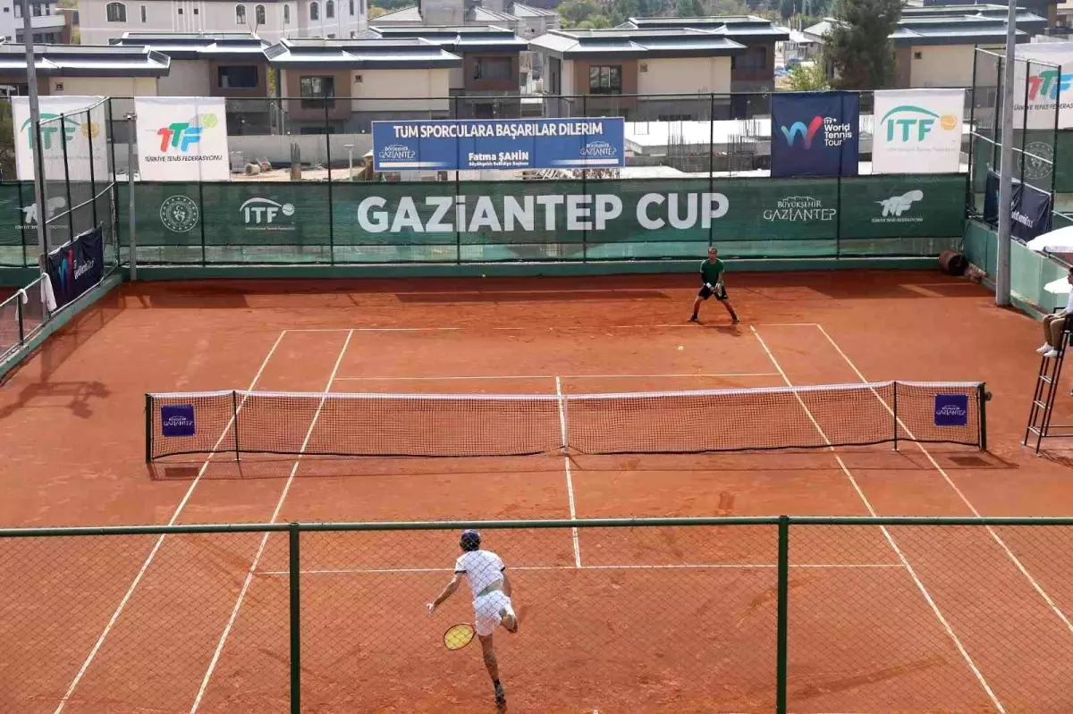 Uluslararası Gaziantep Cup tenis turnuvasında heyecan sürüyor