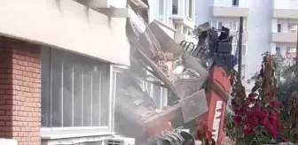 Yalova'da kontrolden çıkan iş makinesi apartmana daldı