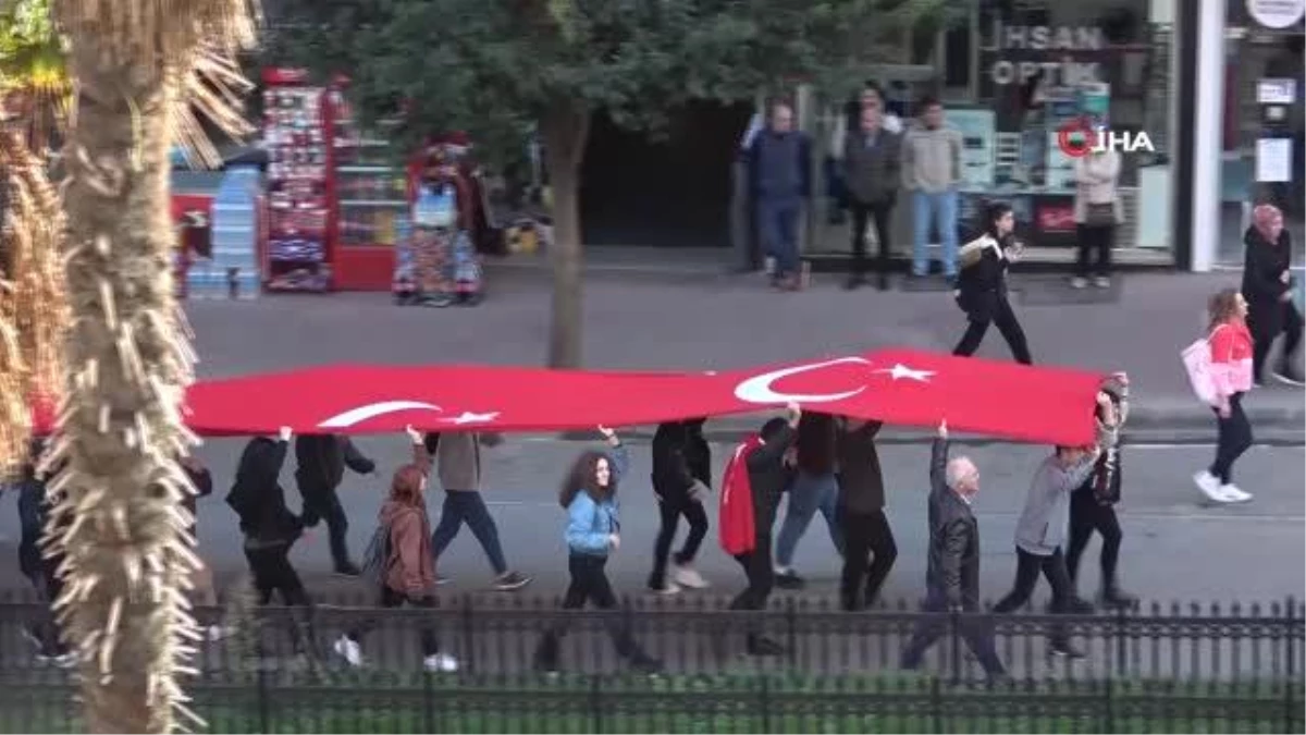 1919 metre dev Türk bayrağıyla Cumhuriyet Yürüyüşü