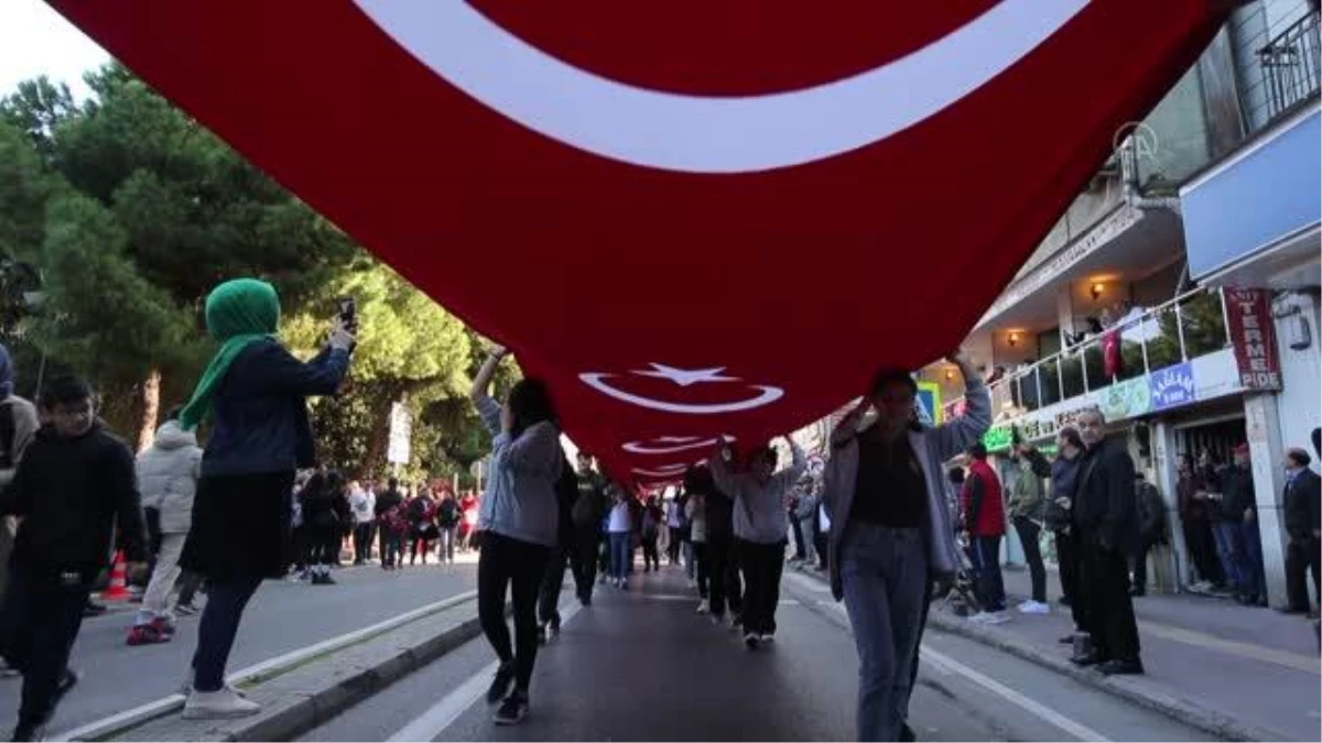 1919 metrelik Türk bayrağıyla Cumhuriyet Yürüyüşü yapıldı