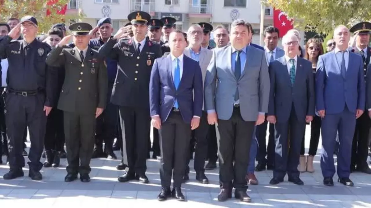 29 Ekim Cumhuriyet Bayramı - 300 kişilik zeybek ekibi gösteri gerçekleştirdi