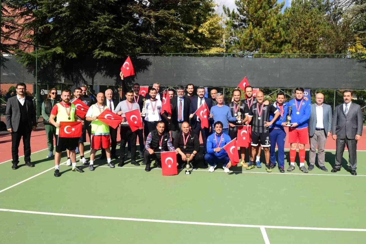 29 Ekim Cumhuriyet Bayramı Personel Ayak Tenisi Turnuvası\'nda ödüller sahiplerini buldu