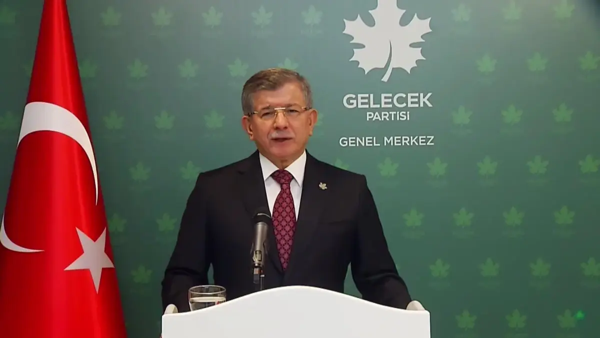 Ahmet Davutoğlu: "Erdoğan, Bahçeli Gibi Düşünüyorsa, Kendi Grup Başkan Vekili Gerçekten Cumhuriyet Düşmanı İse Sadece Görevinden Değil, Partiden de...