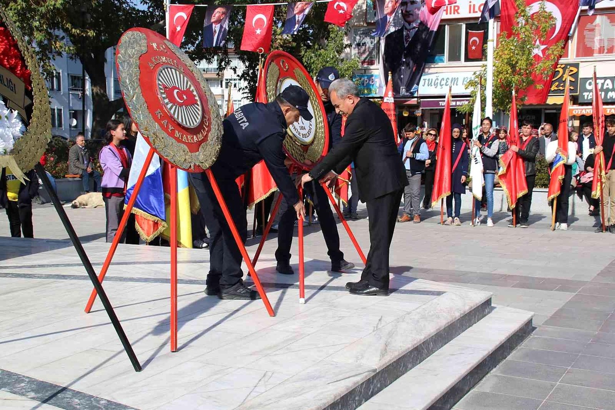 Akşehir\'de Cumhuriyet Bayramı kutlamaları çelenk sunumuyla başladı