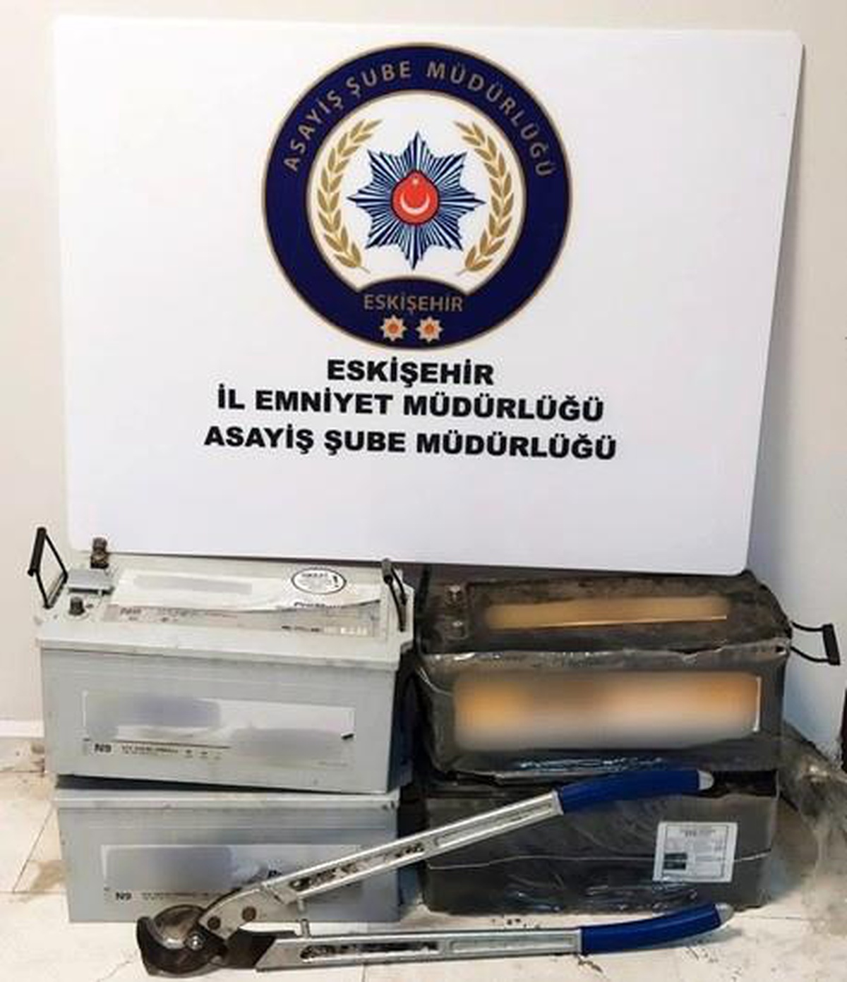 Akü hırsızı 4 şüpheliden 3\'ü tutuklandı